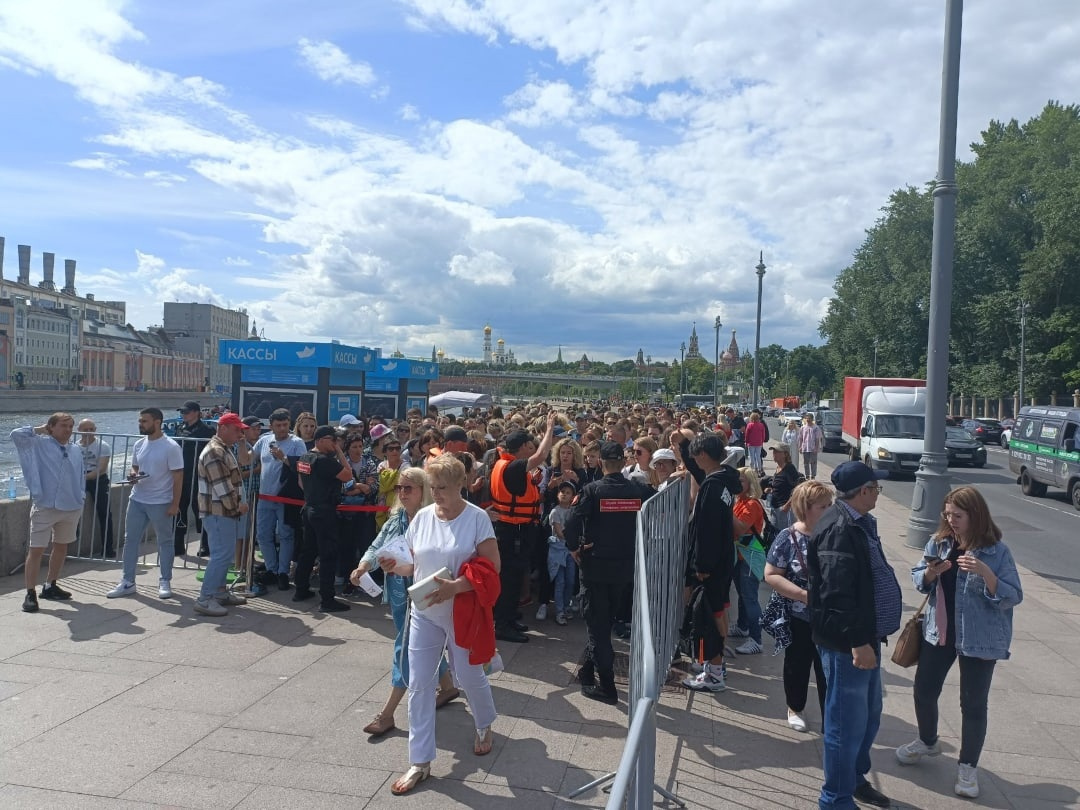Очередь у одного из московских причалов Очередь у одного из московских причалов
