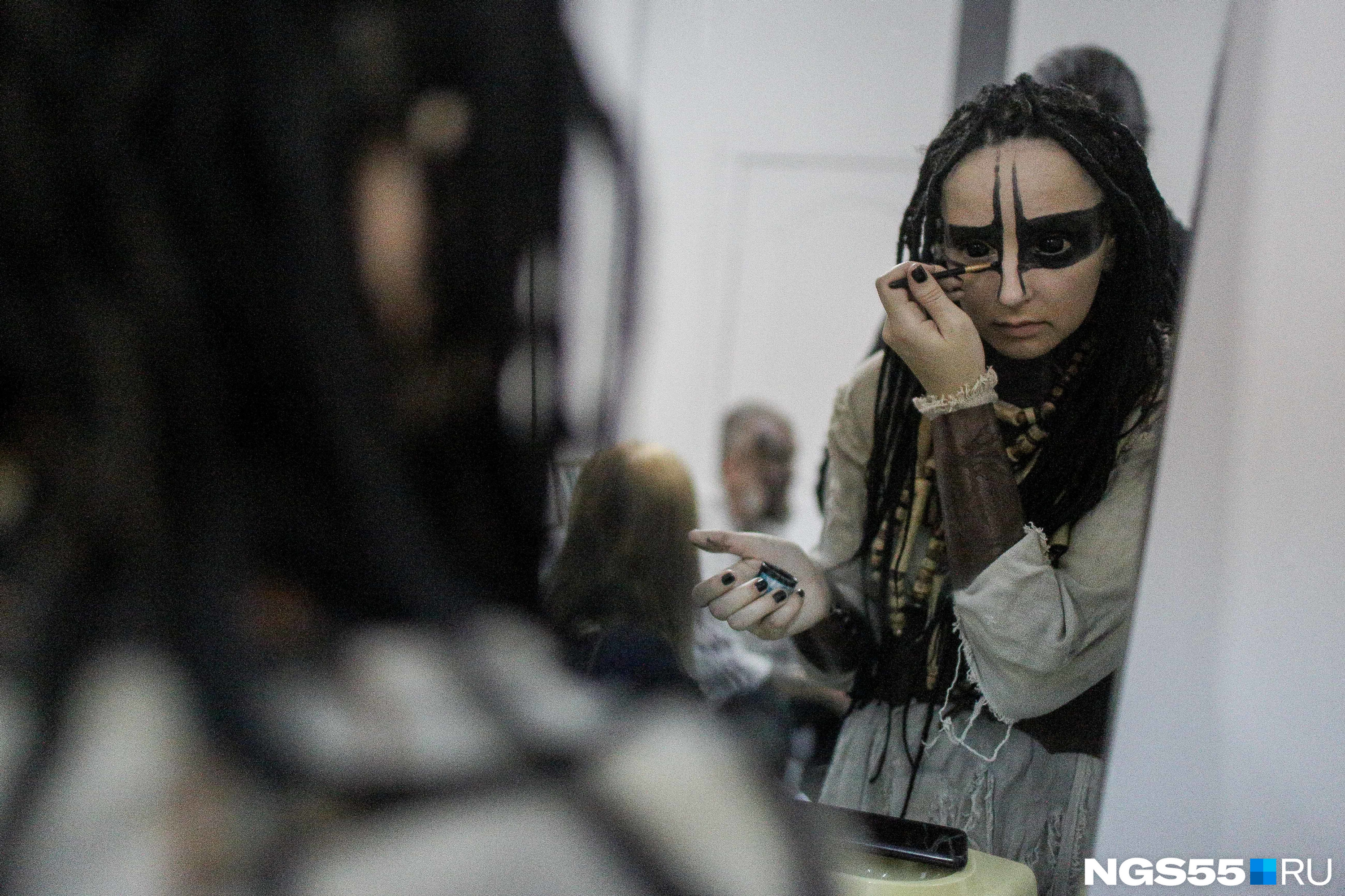 Солистка группы Наталья Пахаленко наносит причудливый макияж сама. Черные линзы — тоже часть ее образа