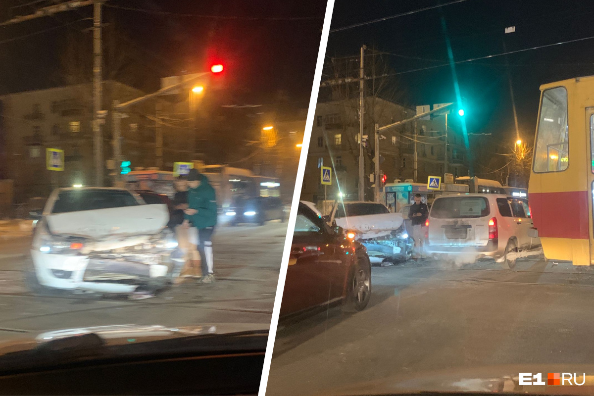 «Мчал по Малышева»: в центре Екатеринбурга легковушка влетела в трамвай