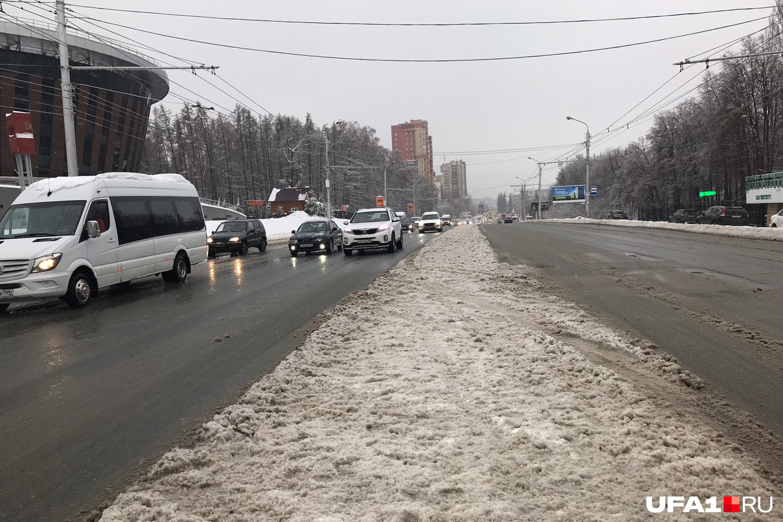 Улицу Менделеева чистят каждый день, но к обеду середина дороги опять завалена снегом