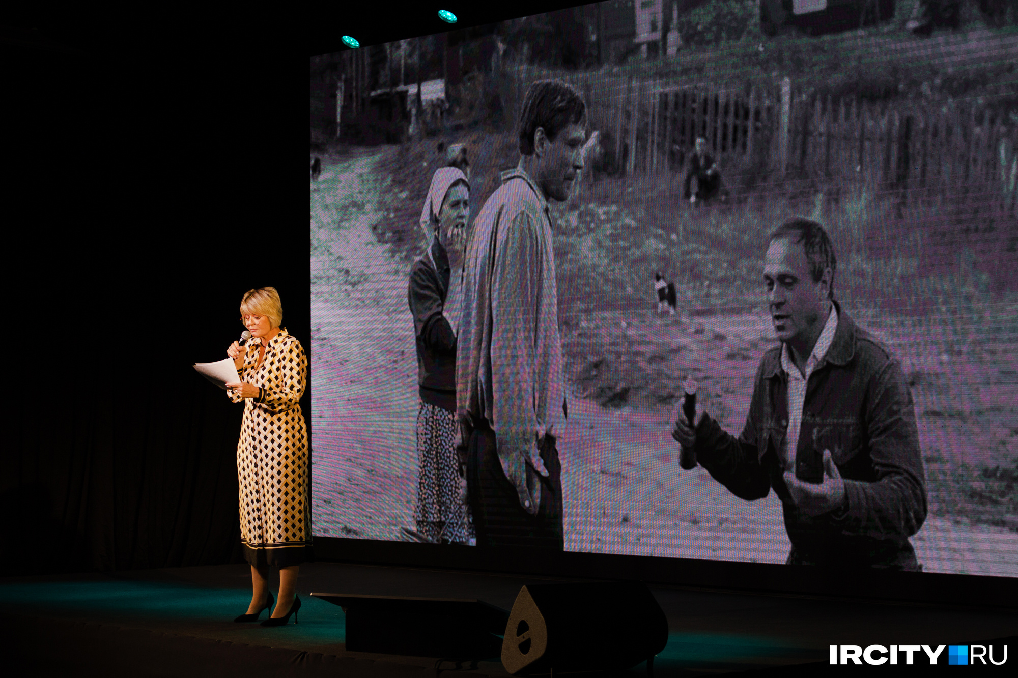 Юлия Меньшова выступает в Иркутске: на экране — фотография со съемочной площадки фильма «Любовь и голуби»