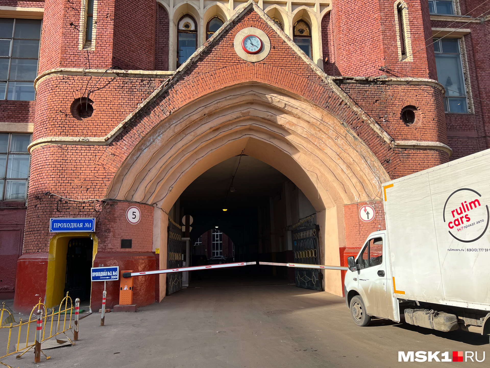 Портал чем-то напоминает въезд в крепость Портал чем-то напоминает въезд в крепость
