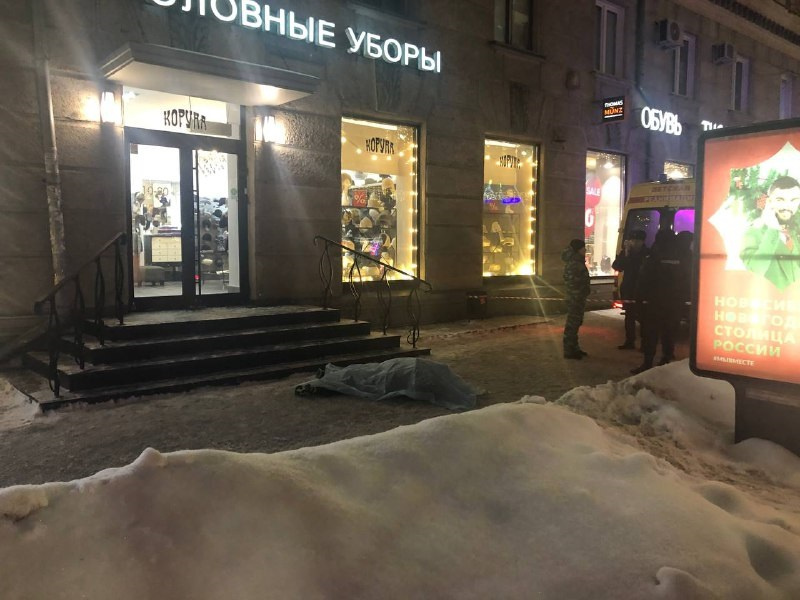 Умер мужчина, который выпал с балкона дома в центре Новосибирска