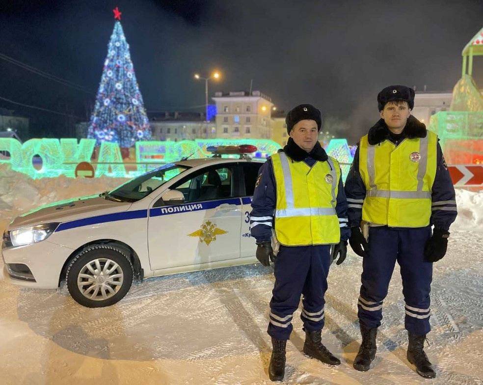 На Урале полицейские спасли две семьи с детьми, замерзающие на трассе в лютый мороз