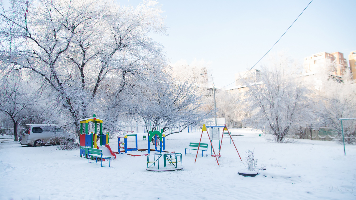 Благоустройство в снег и морозы: в Академгородке и Первомайском не успели закончить два сквера