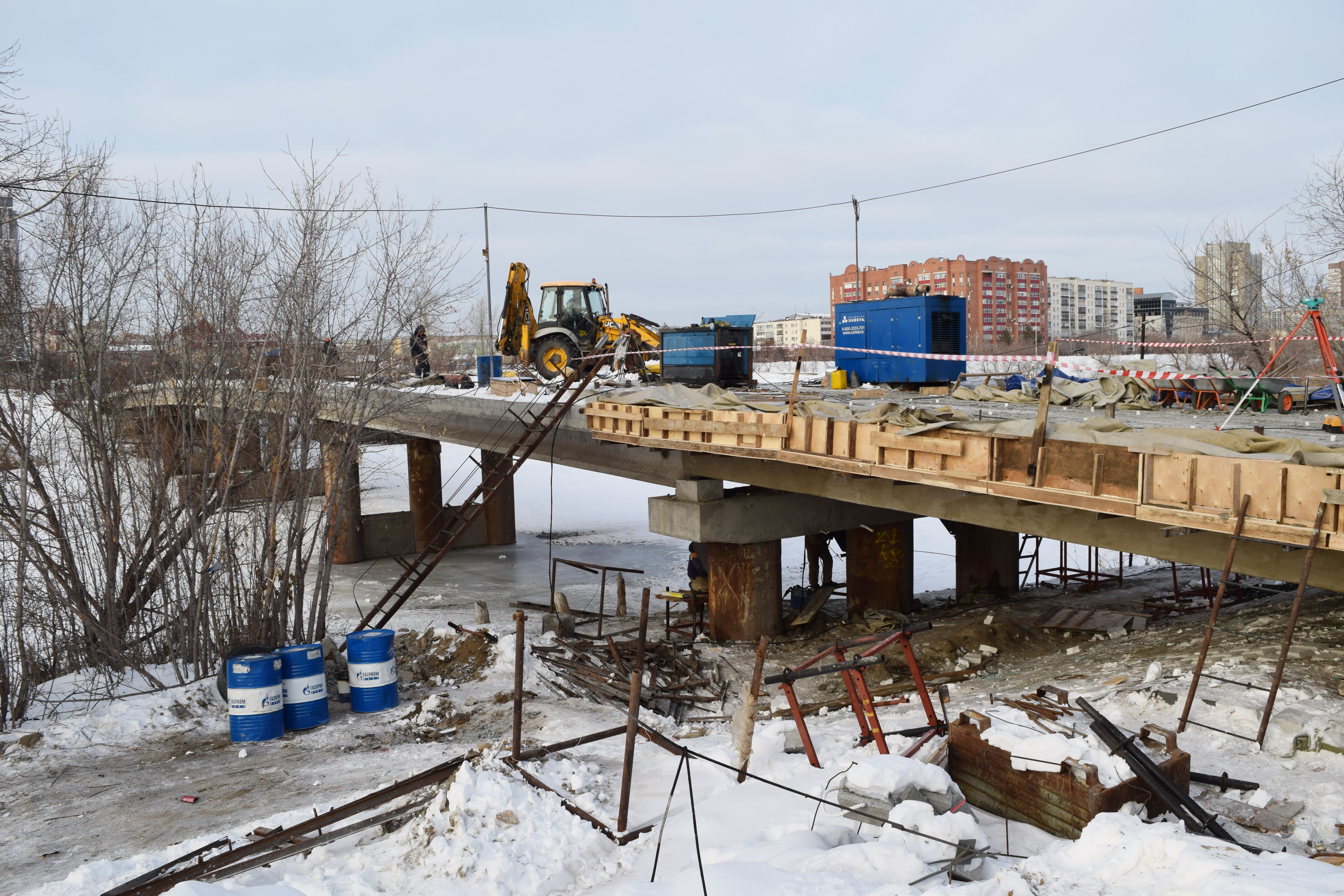 Кировский мост начали возводить в Кургане в 1993 году. В последние годы он находился в аварийном состоянии