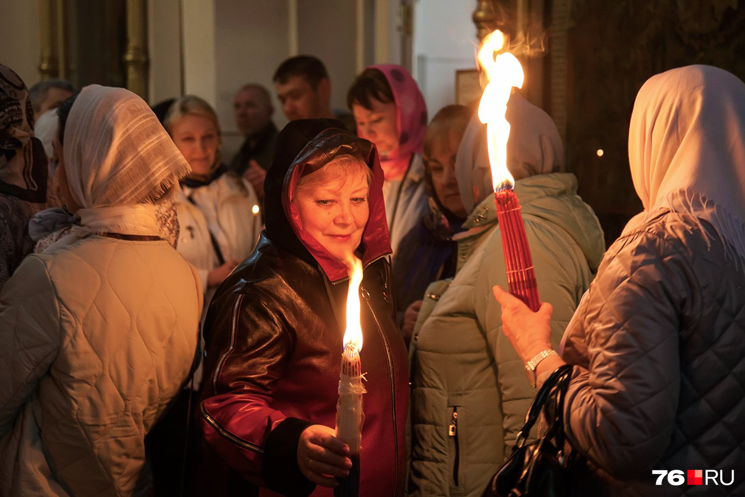 Когда взойдет благодатный огонь в 2024. Благодатный огонь. Благодатный огонь в Тюмени. Благодатный огонь в Балашове. Лампада для перевозки огня.