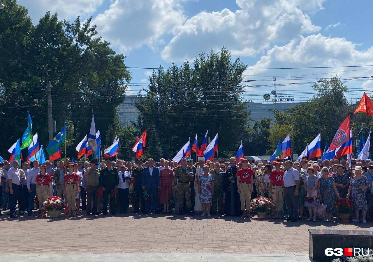 Было достаточно много народу. И губернатор с мэром в том числе Было достаточно много народу. И губернатор с мэром в том числе