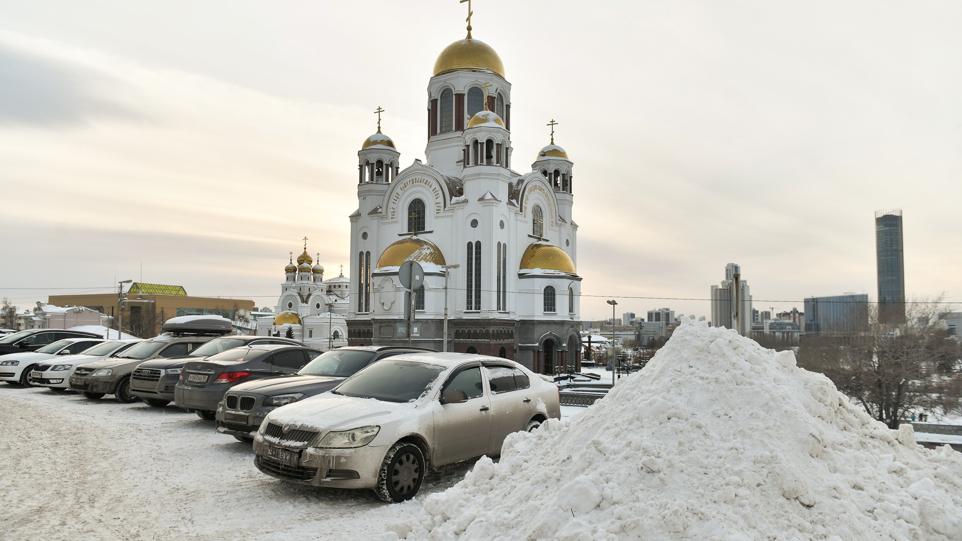 Откуда столько машин? Рассматриваем изнанку самой известной в мире улицы Екатеринбурга