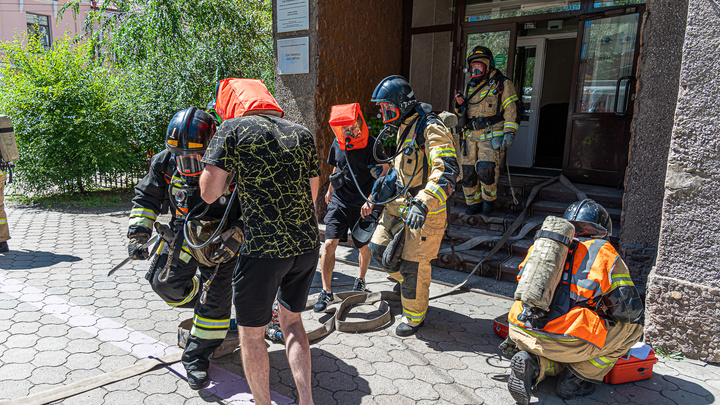 Ночью пожарные спасли из горящей многоэтажки на ФПК в Кемерове 16 человек