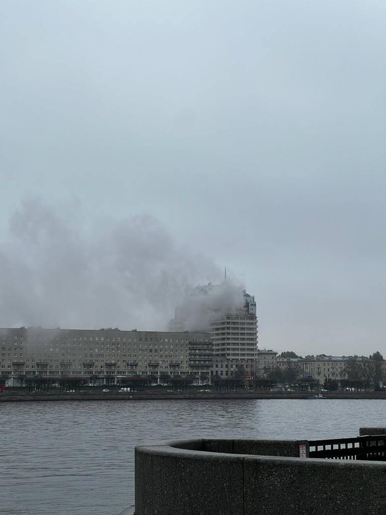 Пожар на балконе дома на Свердловской набережной, 64, в Петербурге 26  октября 2022 г. - 26 октября 2022 - ФОНТАНКА.ру