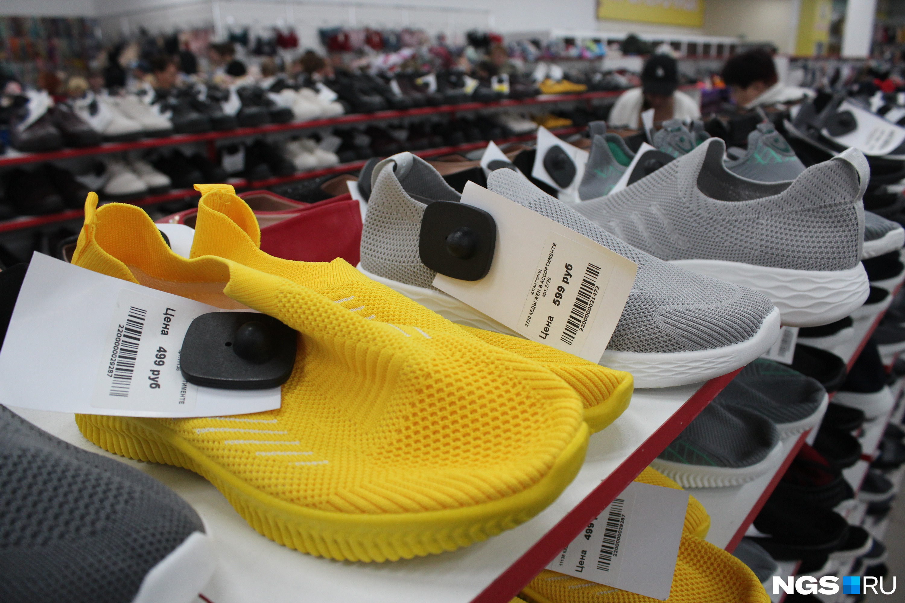 Самую недорогую обувь можно купить уже за 500 рублей