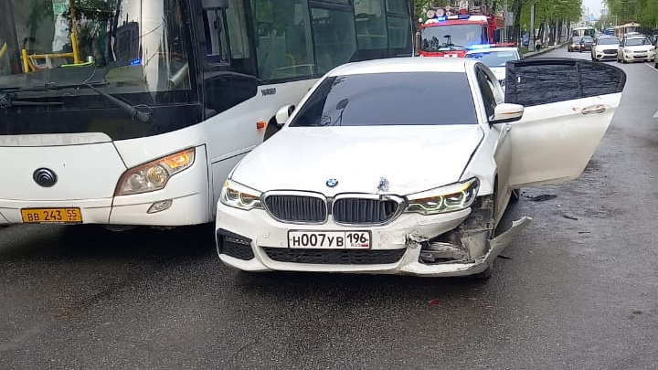 В центре Екатеринбурга пьяный водитель на тонированном BMW устроил массовую аварию