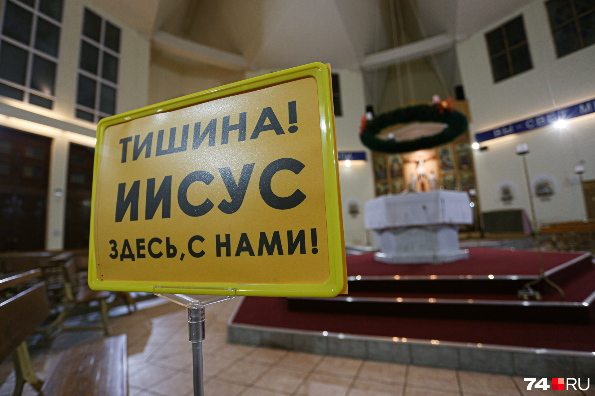 Несмотря на свою разговорчивость, во время службы отец Ян любит строгую дисциплину Несмотря на свою разговорчивость, во время службы отец Ян любит строгую дисциплину