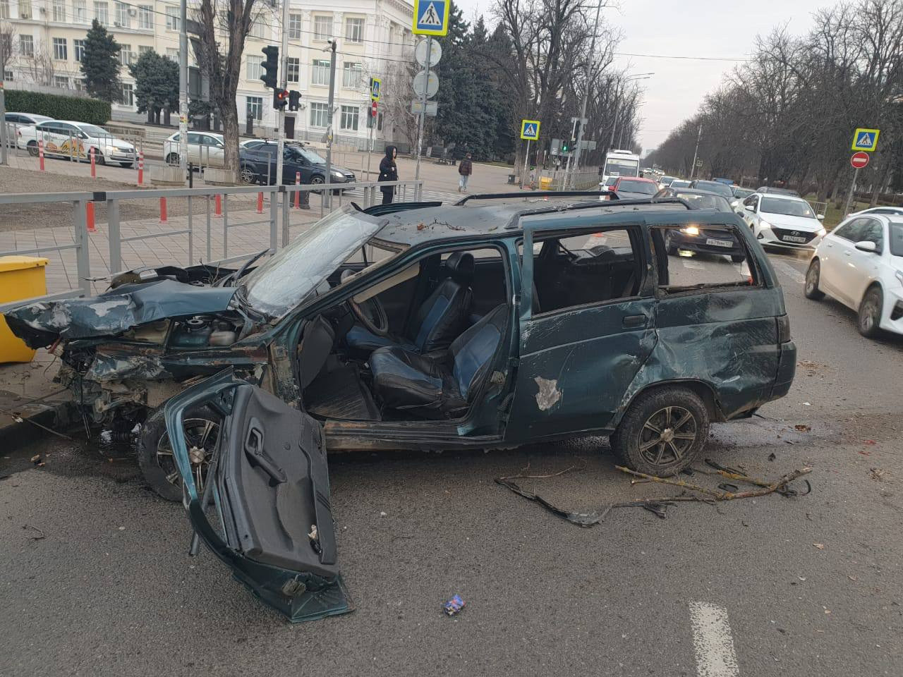 Отечественная легковушка тоже разбилась Отечественная легковушка тоже разбилась