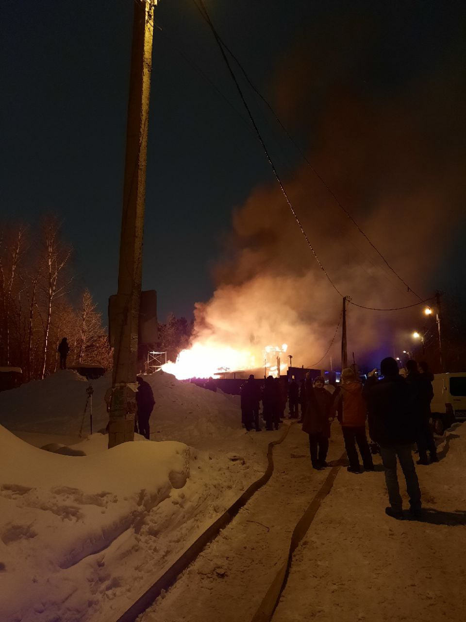 На севере Петербурга полыхает дом. Мощный столб дыма напугал горожан - 6  февраля 2022 - ФОНТАНКА.ру