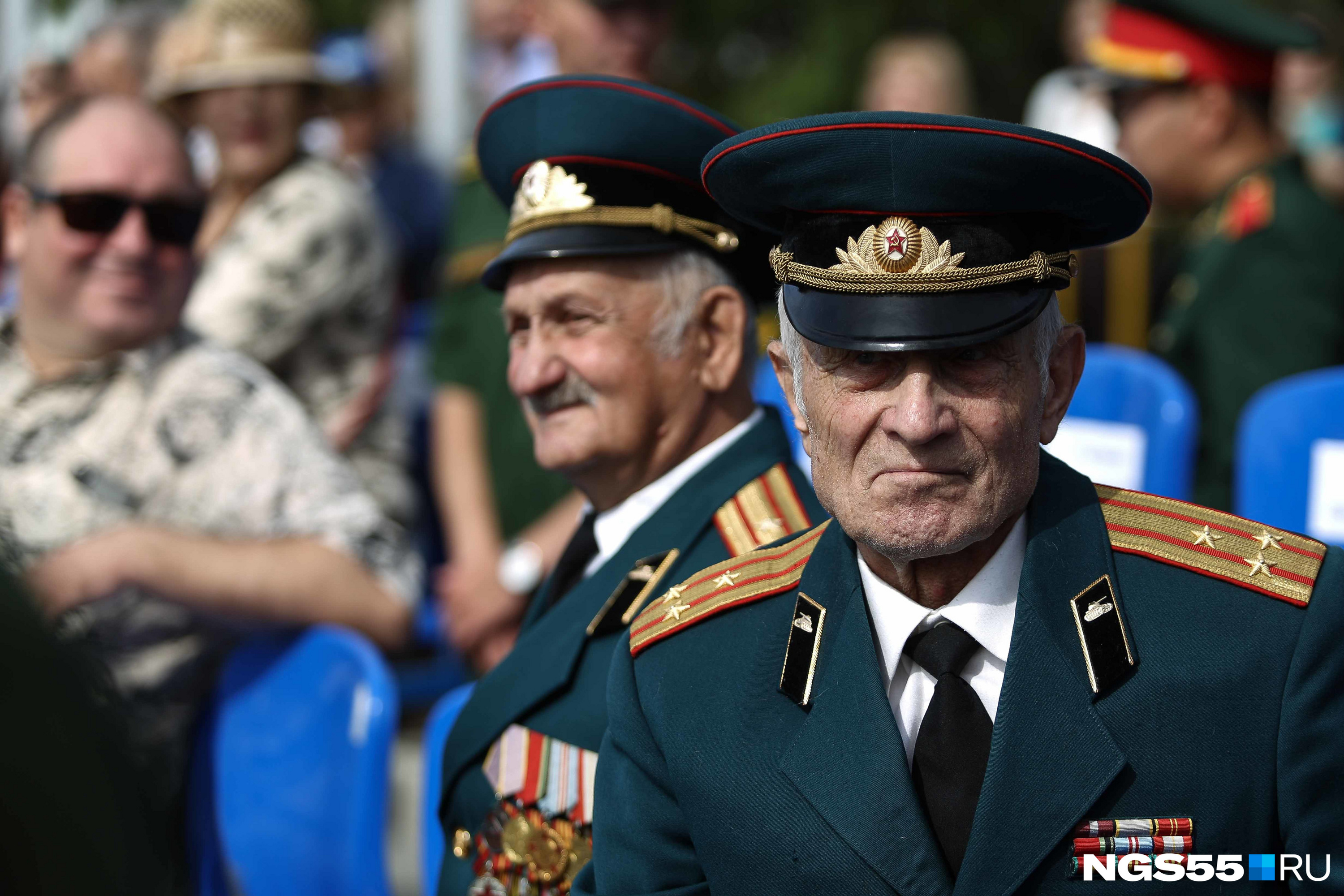 На плацу автобронетанкового инженерного института собрались командиры, преподаватели, курсанты, родственники и ветераны вуза На плацу автобронетанкового инженерного института собрались командиры, преподаватели, курсанты, родственники и ветераны вуза