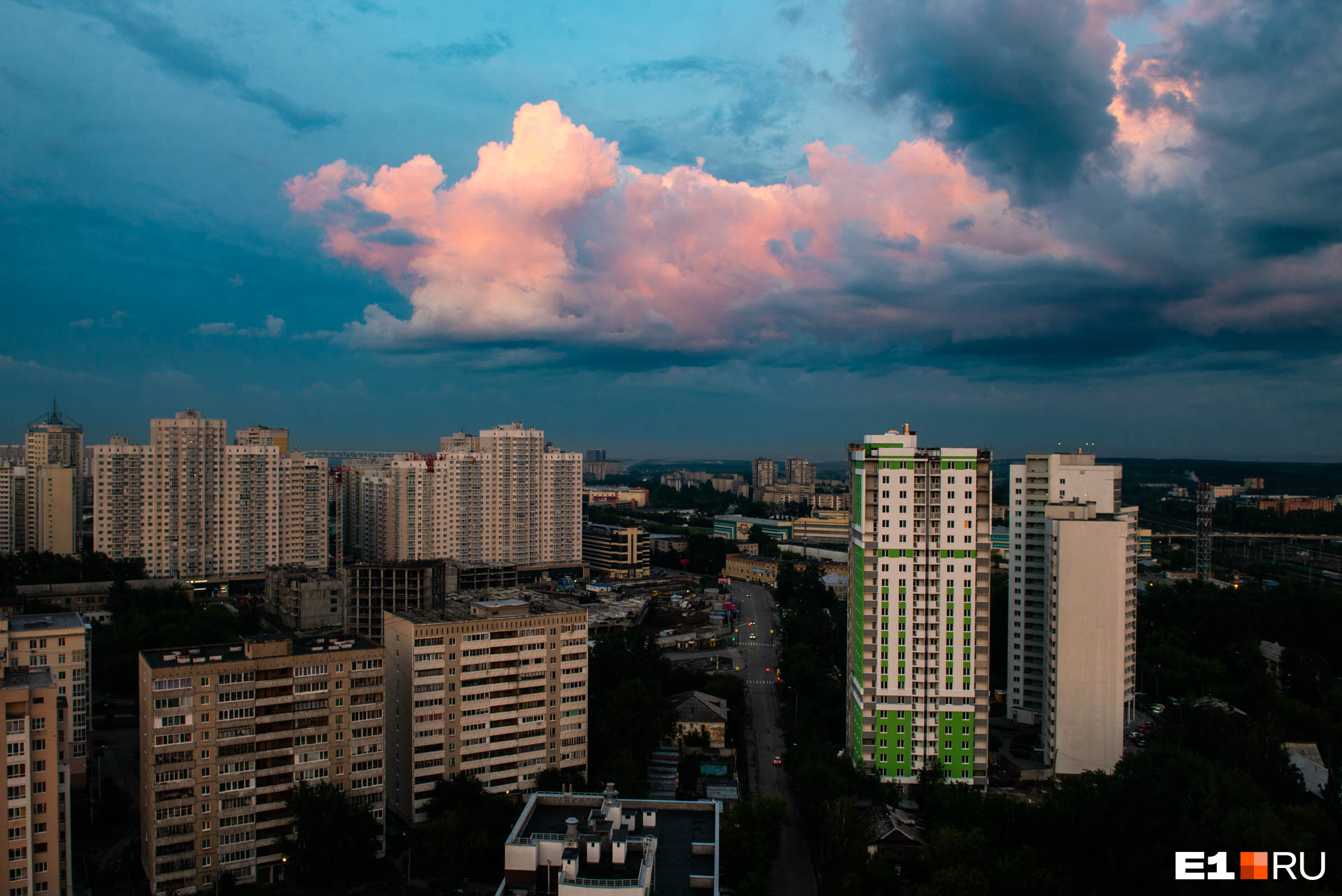 На удивление в трех из семи районов Екатеринбурга вторичное жилье за месяц подешевело