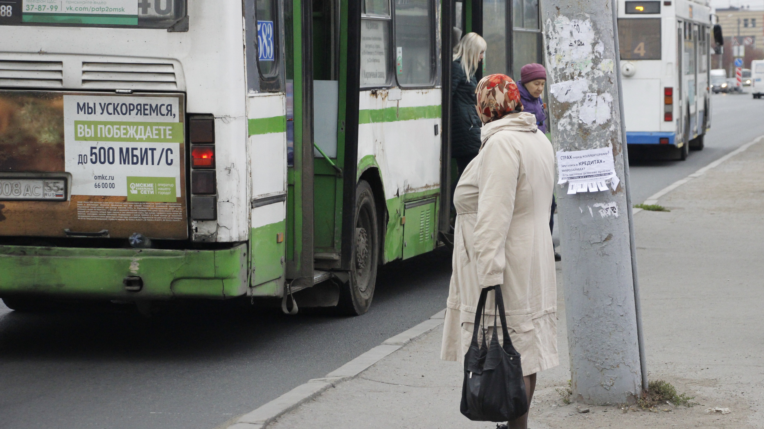 Остановка грозить. Автобус на дороге. Украинские автобусы. Девушка выходит из автобуса.
