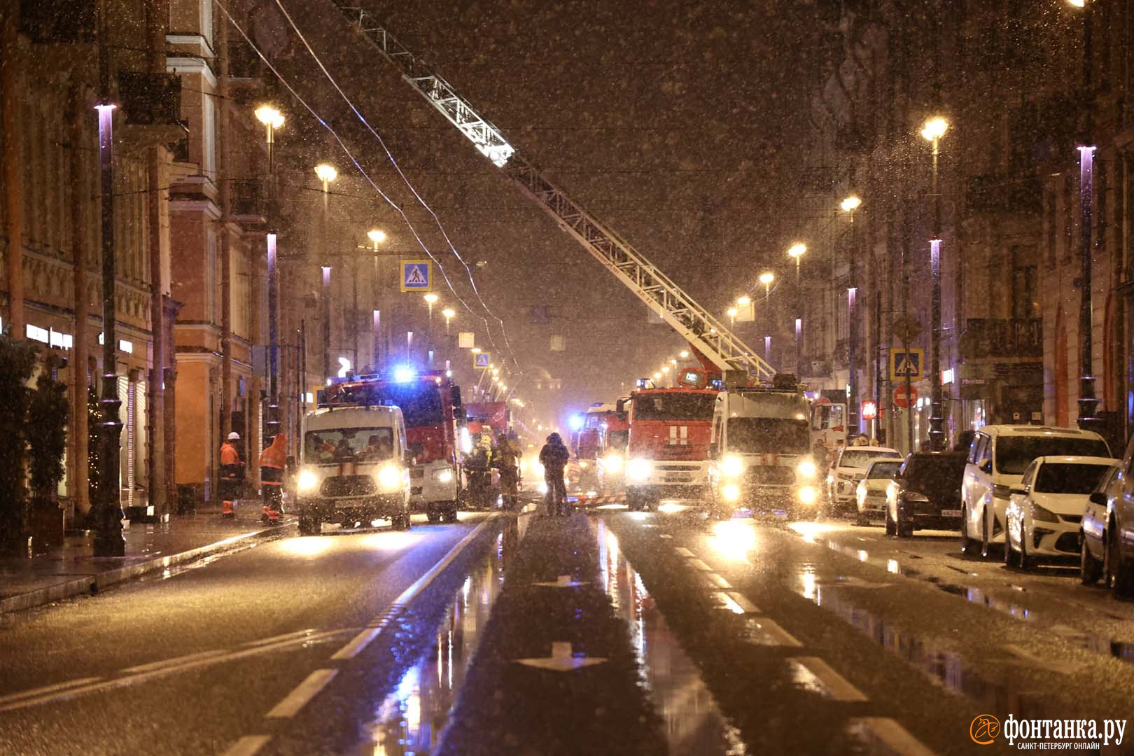 Пожар в доходном доме Милицина на Большом проспекте П.С. в Петербурге 31  января 2023 г., фото и видео - 31 января 2023 - ФОНТАНКА.ру