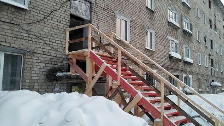 Для жильцов пятиэтажки в Березниках установили деревянную лестницу прямо в окно второго этажа