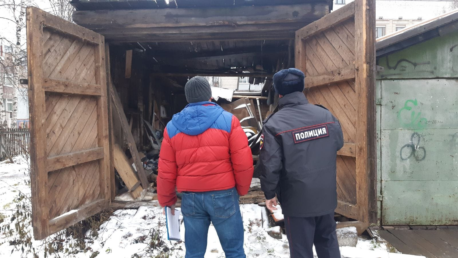 Снос проходит в присутствии сотрудника полиции Снос проходит в присутствии сотрудника полиции