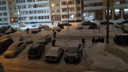 Жители Архангельска организовали субботник, чтобы откопать свой двор из-под снега