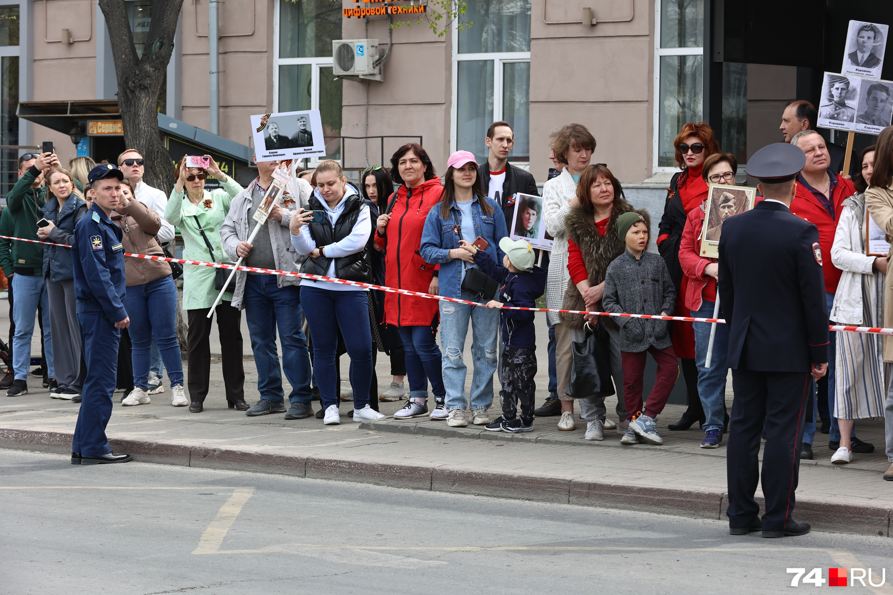 Некоторые челябинцы принимали участие в акции, просто стоя с портретами героев вдоль проспекта Ленина за сигнальной лентой