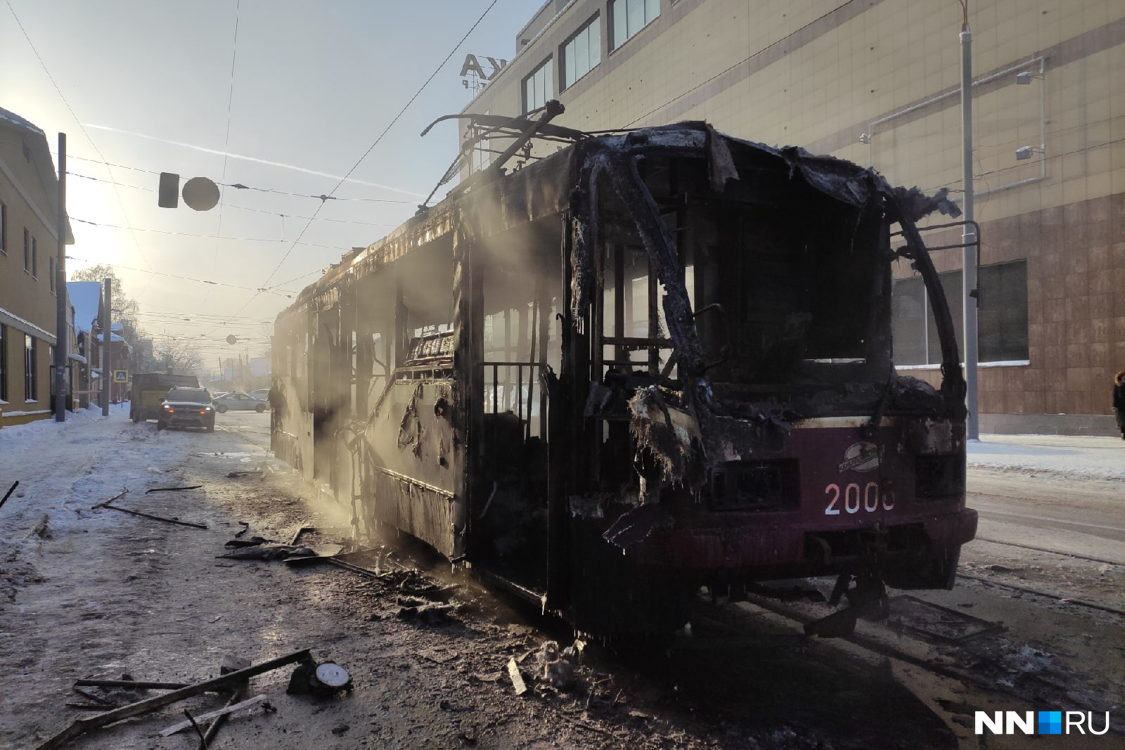 Сгорел трамвай в Нижнем Новгороде 23 декабря. Пожар трамвая в Нижнем Новгороде. В Нижнем сгорел трамвай. 23 декабря 2015
