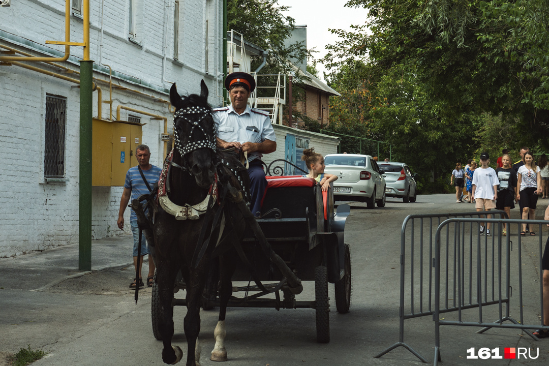 Журналистам повезло чуть больше остальных. На фестиваль нас привезли на специальном автобусе. Стоило сойти на старочеркасскую землю, как мы услышали песню Хабиба «Ягода-малинка» в русской народной обработке. Конная повозка с фотографии не имеет отношения к прибытию на фестиваль — встретили ее по пути в подворье Рязановых. Все желающие могли прокатиться по станице на лошадях