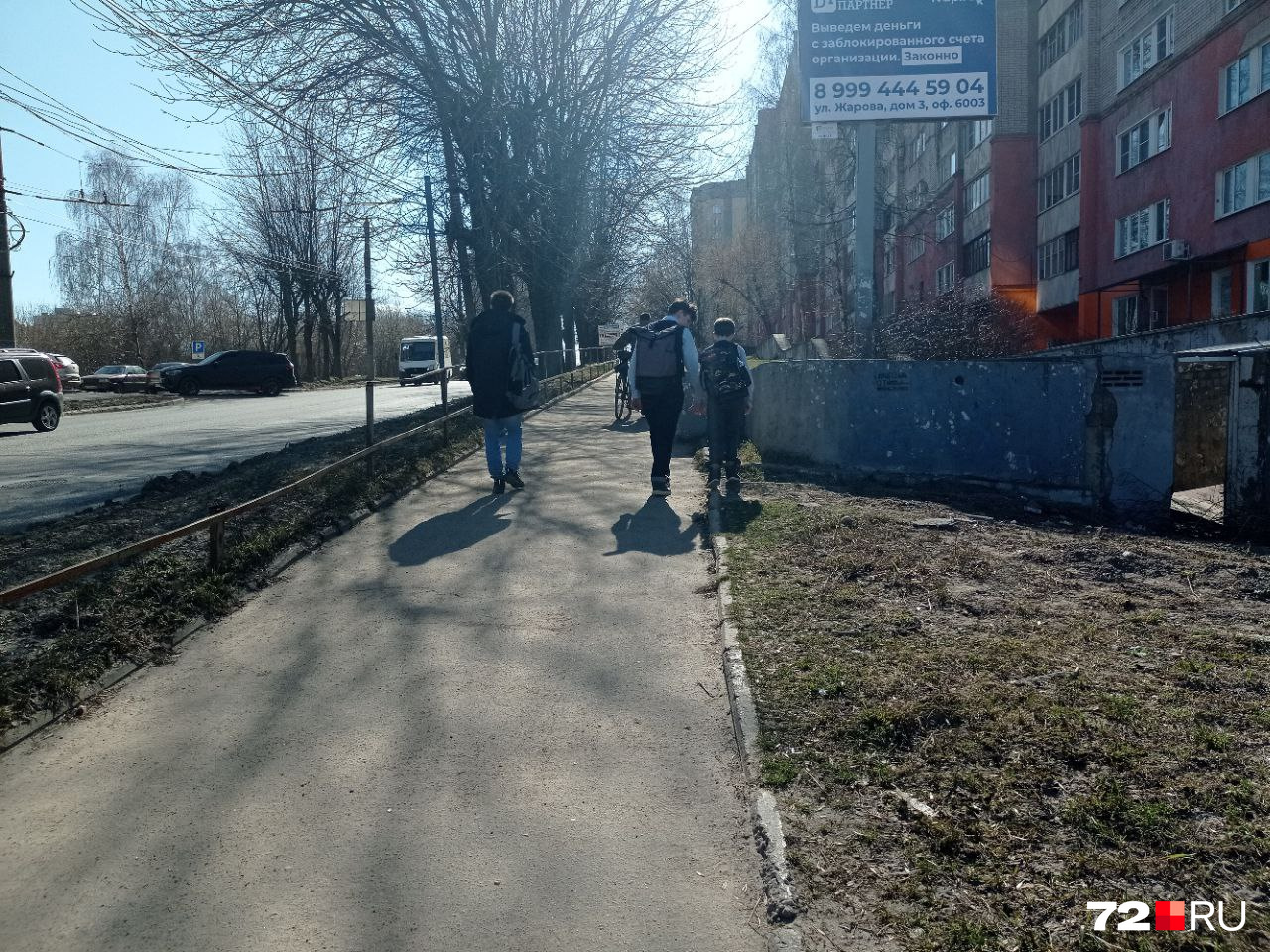 Город довольно зеленый. Тюменцы, смотрите, по обочинам дороги растут деревья. И ничего страшного не произошло Город довольно зеленый. Тюменцы, смотрите, по обочинам дороги растут деревья. И ничего страшного не произошло