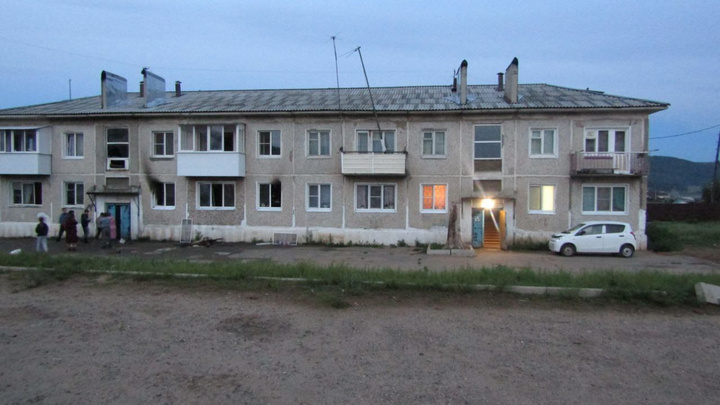 Поджег дом, подпер входную дверь. Жителя Иркутского района обвинили в покушении на убийство матери, ее сожителя и соседа