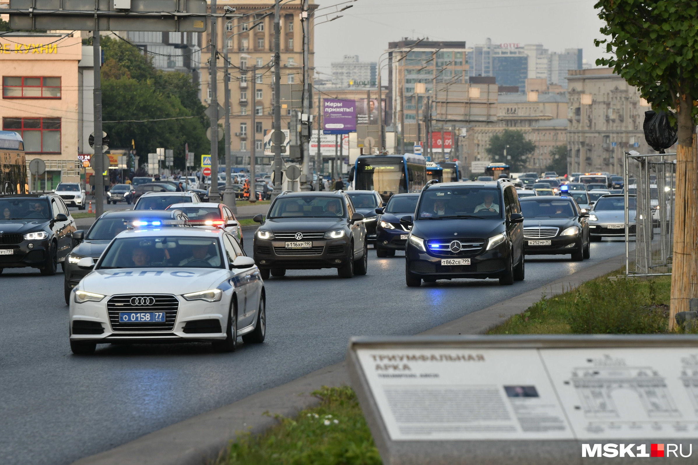 двигаясь по левой полосе