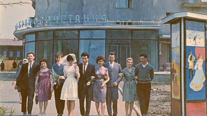 В чём ходили в 60-х: рассматриваем старые фото вместе с историком моды (помните прическу «пчелиный улей»?)