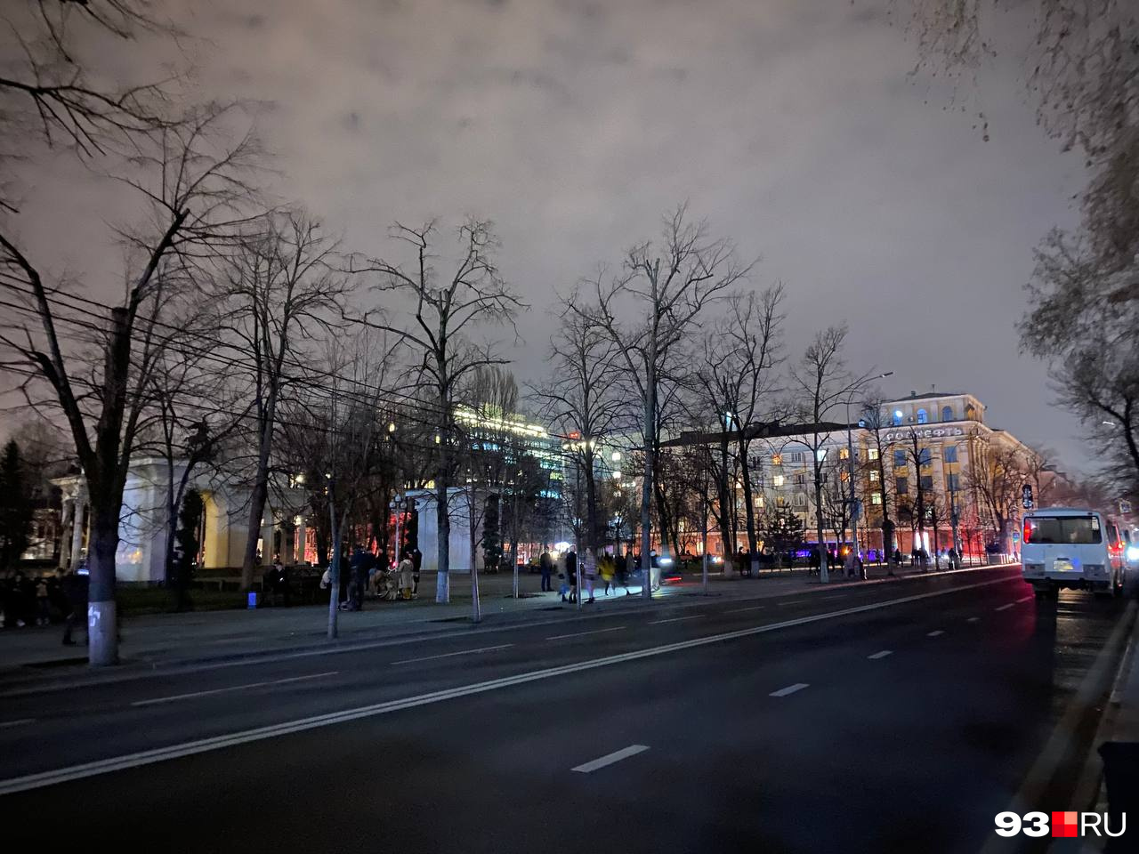Около 20:25, после того как площадь опустела, улицу открыли для проезда Около 20:25, после того как площадь опустела, улицу открыли для проезда