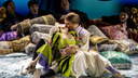 Премьера «Свадьба Фигаро» в НОВАТ: огромная кровать и гигантская фата размером со сцену — чем удивляет спектакль