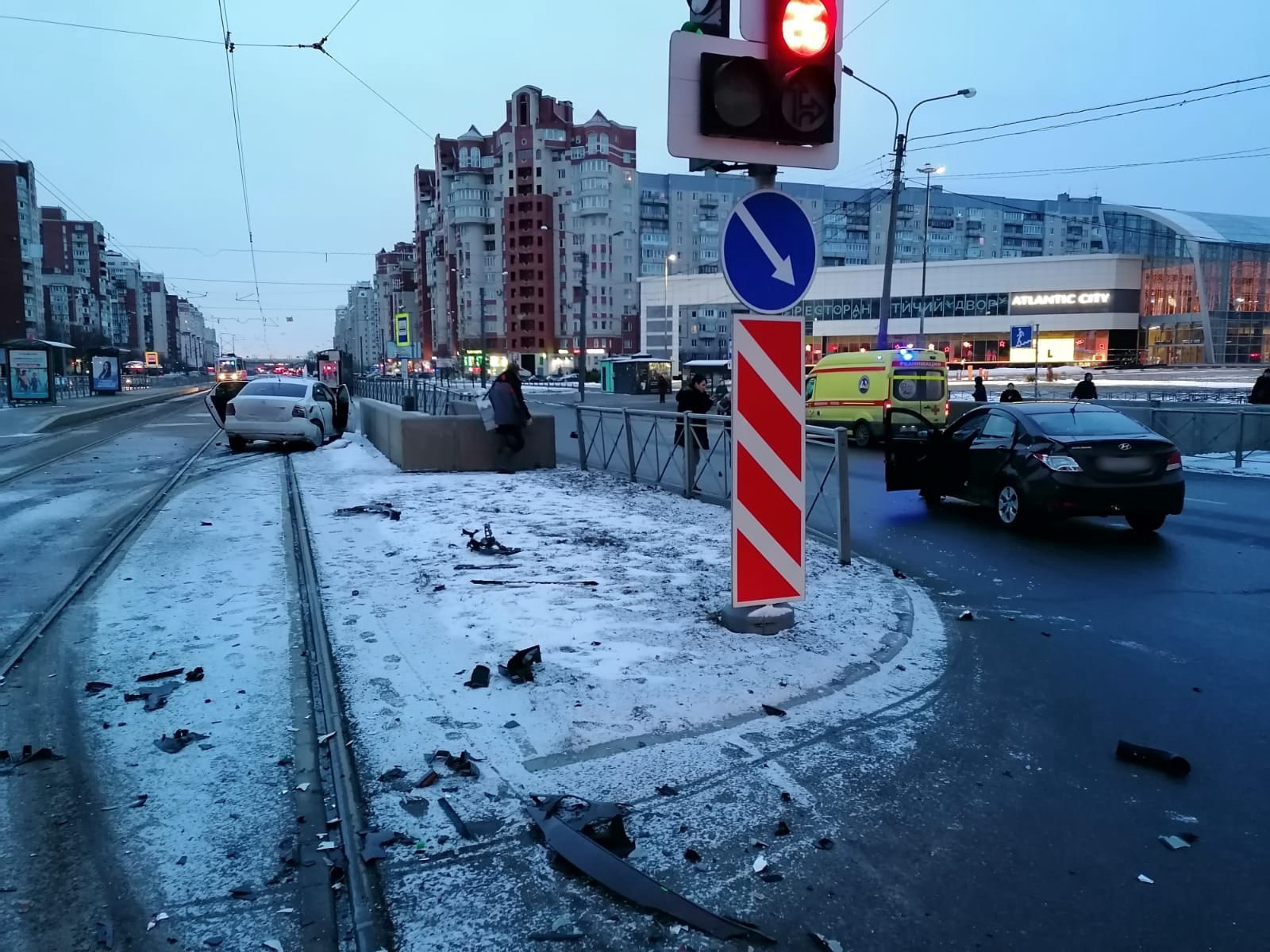 Пешеходный переход на Савушкина, где раньше машины улетали под землю, снова  подвергся атаке - 7 апреля 2022 - ФОНТАНКА.ру