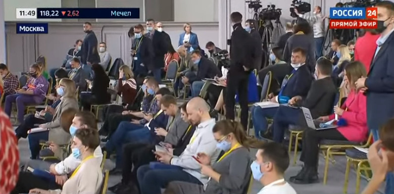 Журналисты в ожидании выхода Владимира Путина