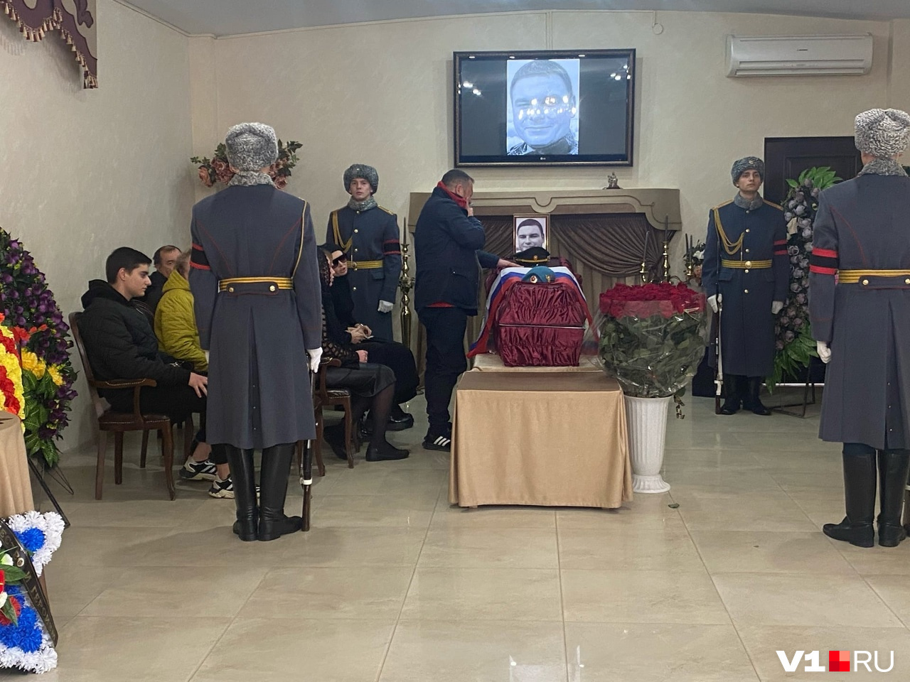 Похоронят Евгения вместе с погибшим в Донбассе отчимом Похоронят Евгения вместе с погибшим в Донбассе отчимом