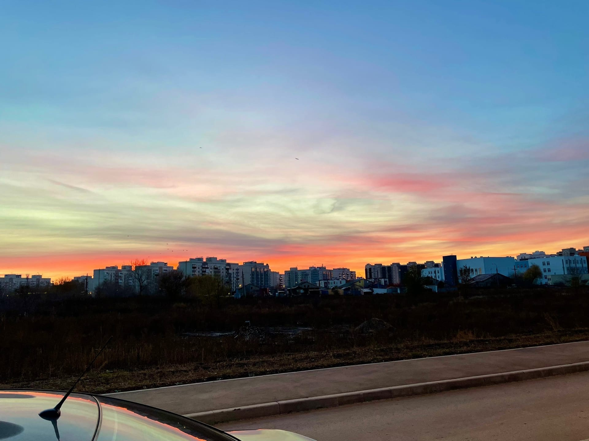 Утонуло за горизонтом, оставив за собой такие краски на небе Утонуло за горизонтом, оставив за собой такие краски на небе
