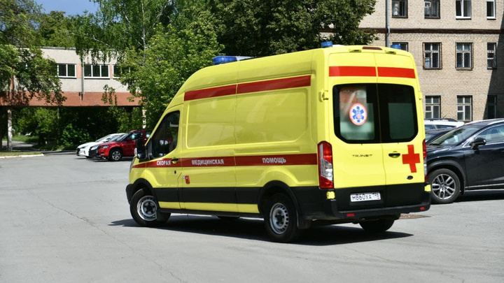 Водитель легковушки улетел в кювет и перевернулся в Забайкалье — он погиб на месте, еще двое попали в больницу