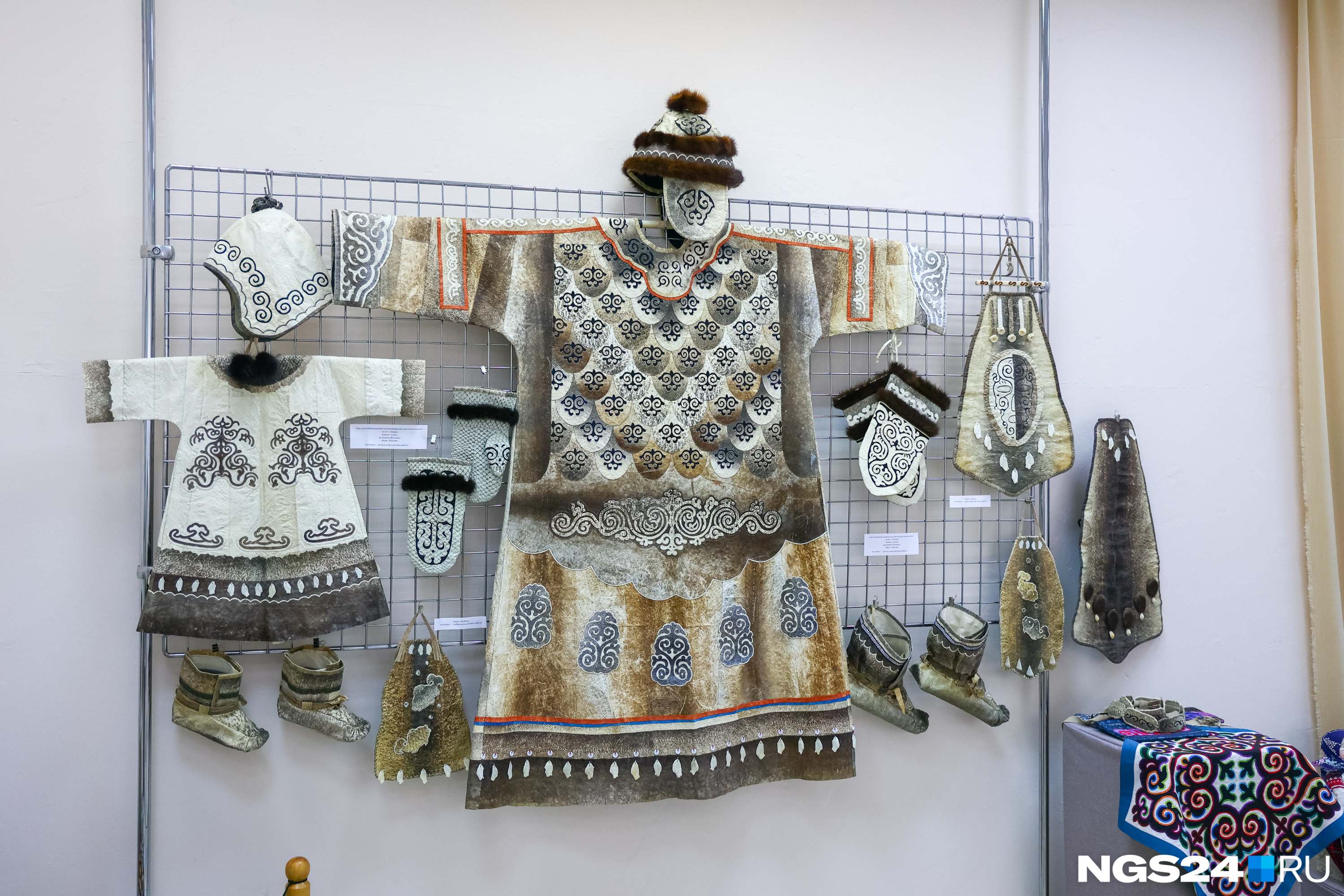 Национальные нанайские костюмы сделаны не из обычной ткани, а из рыбьей кожи