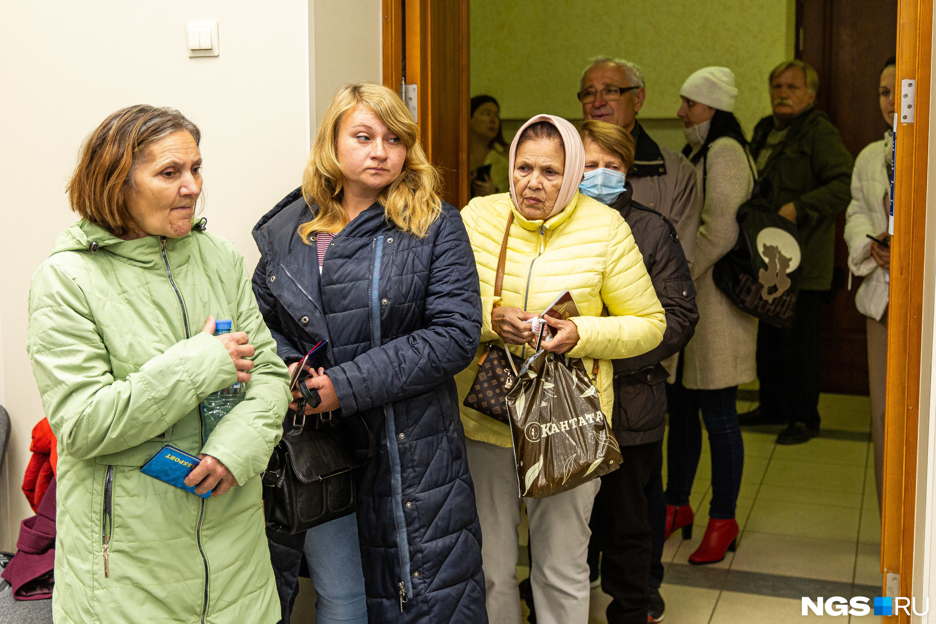 Периодически в дверях участка образовывалась настоящая очередь: проголосовать можно было только в Новосибирске, из ближайших районов людей подвозили автобусами
