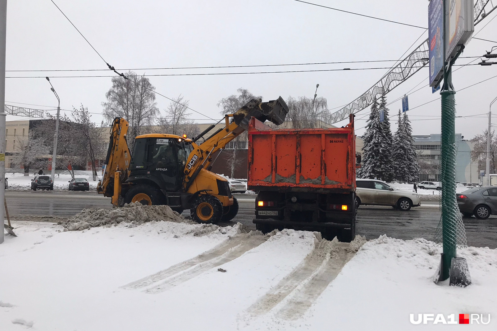 На проспекте Октября снег чистят, но проблемы тоже есть