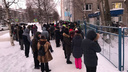 Несколько десятков жителей Архангельска пришли к полиции. Они требуют освободить трех задержанных