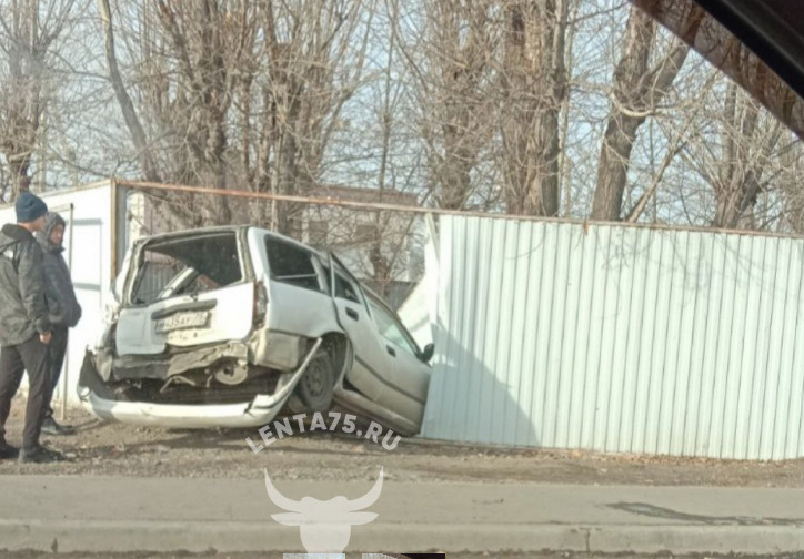 Автомобиль влетел в забор после ДТП в Чите