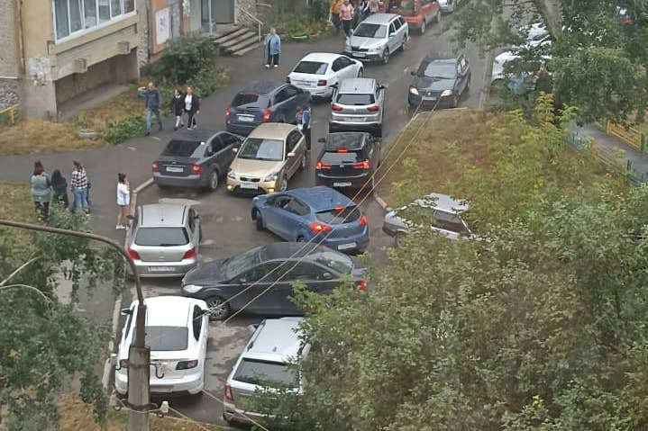 Такая картина во дворе на Фрезеровщиков наблюдается уже много лет подряд с начала осени до конца весны Такая картина во дворе на Фрезеровщиков наблюдается уже много лет подряд с начала осени до конца весны