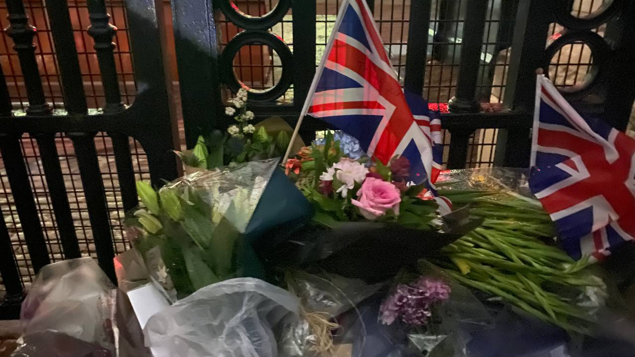 Закрытый гроб, плачущие таксисты и тысячи цветов. Как Британия будет прощаться с Елизаветой II
