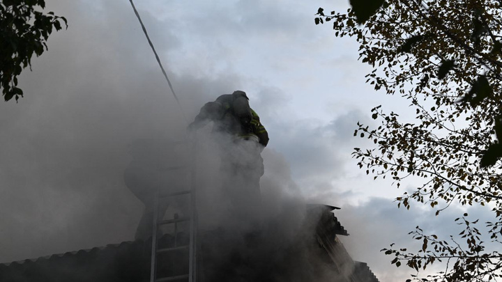 Деревянный дом горит в центре Читы