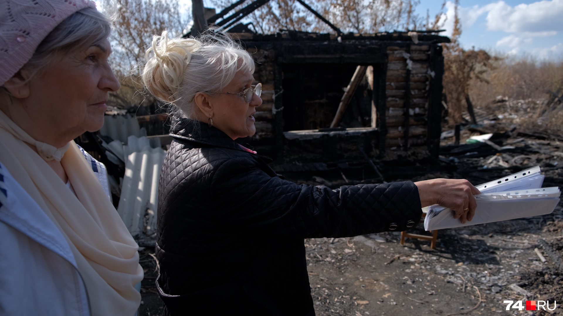 Прошлым летом в нескольких метрах от дома Натальи сгорела заброшенная постройка, огонь чудом не перекинулся на ее участок
